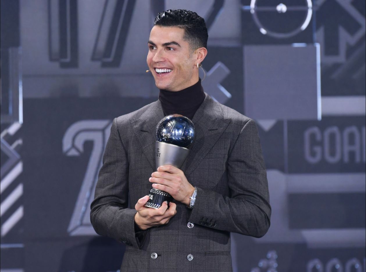 Cristiano Ronaldo vô cùng hạnh phúc bên bạn gái và con trai trong ngày nhận giải đặc biệt