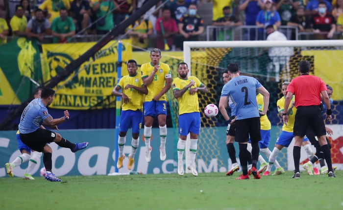 Neymar tỏa sáng giúp Brazil đè bẹp Uruquay, lu mờ Suarez và Cavani