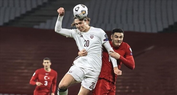  Latvia (áo trắng) là đội bóng được đánh giá cao ở độ lỳ lợm