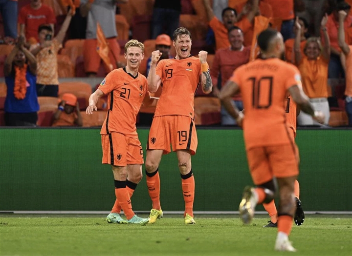 Hà Lan có thêm 1 bàn thắng nâng tỷ số lên thành 2-0