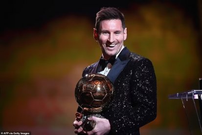 Đại diện Lewandowski tuyên bố Messi không xứng với Quả Bóng Vàng 2021
